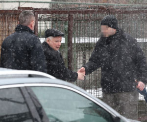 Kaczyński salutuje kierowcy