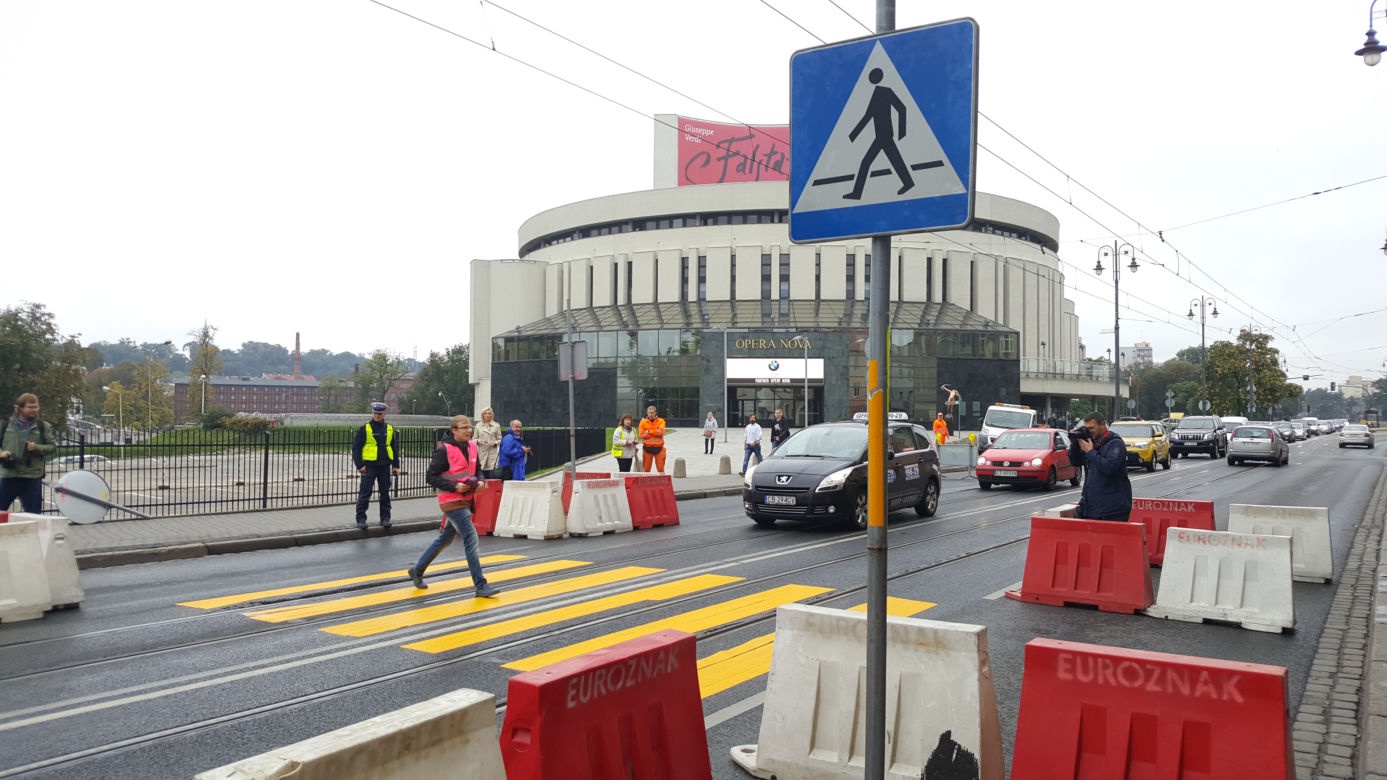 Przejście na "dziko" na ulicy Focha. Kiedyś dojdzie tu do tragedii