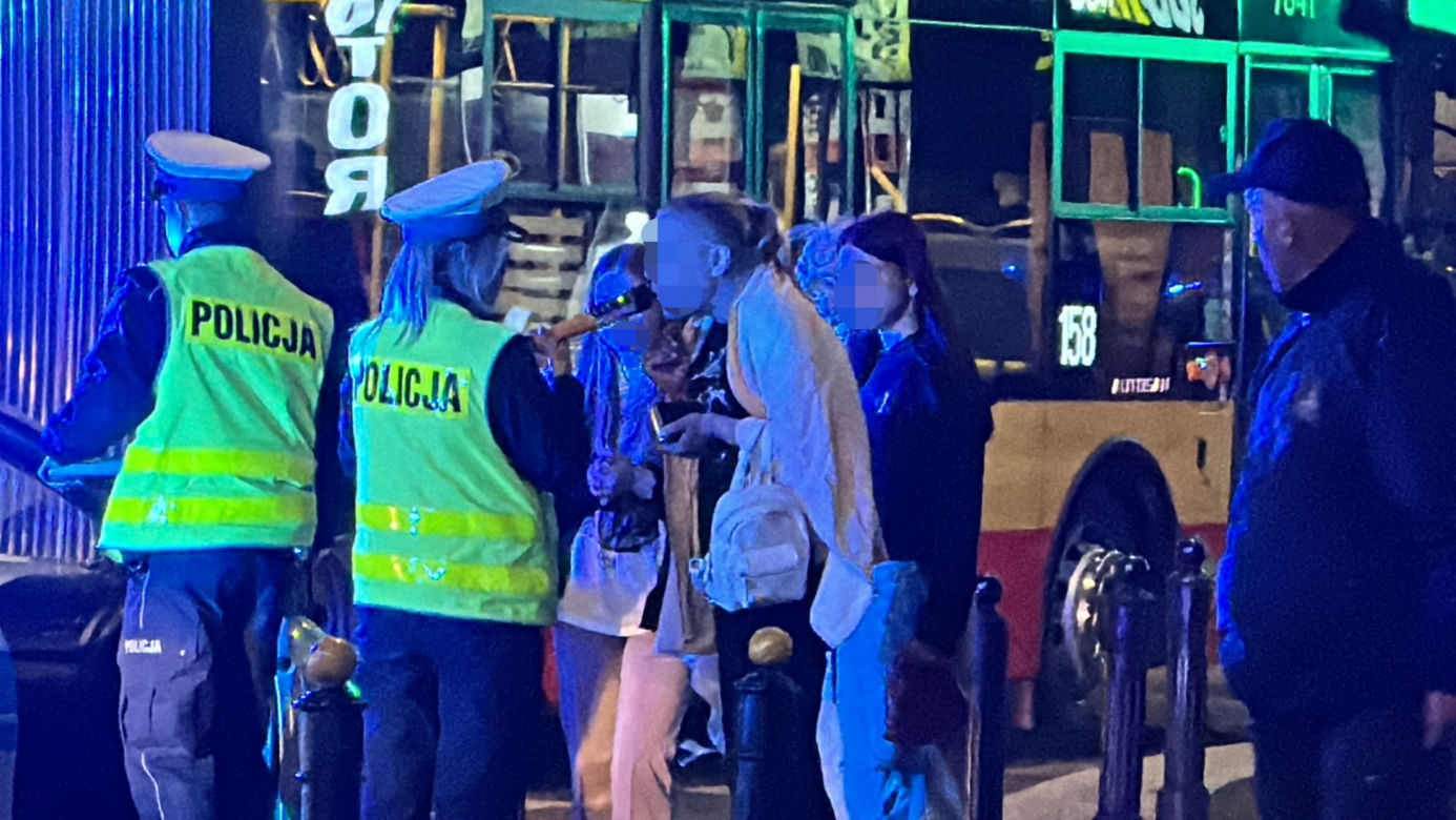 Z impetem huknęła hulajnogą w staruszkę w centrum Warszawy. 15-latka uciekła, złapała ją policja
