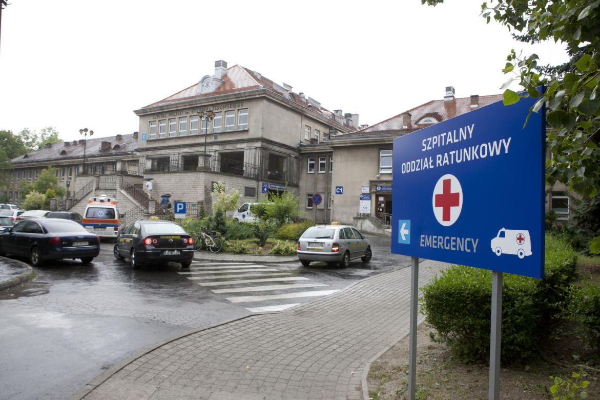 Koronawirus: Ojcowie nie mogą zobaczyć własnych dzieci, ale po oddziałach spaceruje ksiądz
