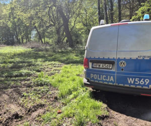Uciekał przed policją i schował się tam, gdzie nikt się nie spodziewał. Miał powody