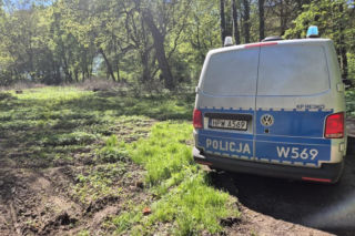 Uciekał przed policją i schował się tam, gdzie nikt się nie spodziewał. Miał powody