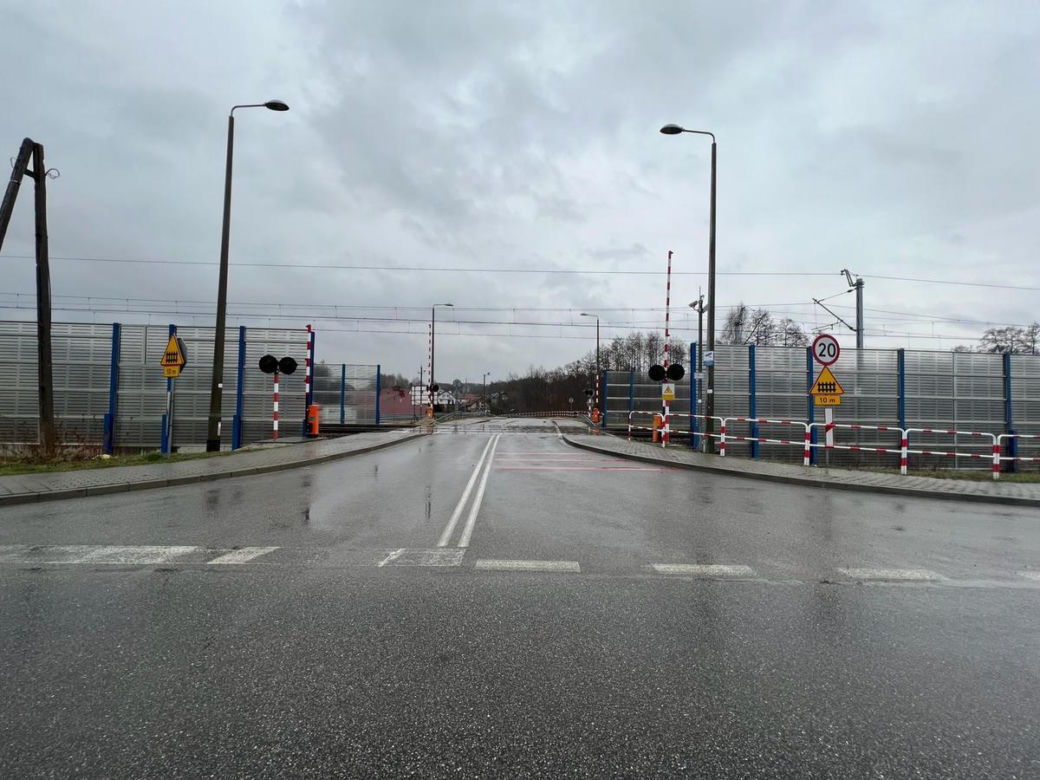 Czerwone światło i opadające rogatki nie powstrzymały kierowcy forda. Pociąg przejechał mu przed zderzakiem
