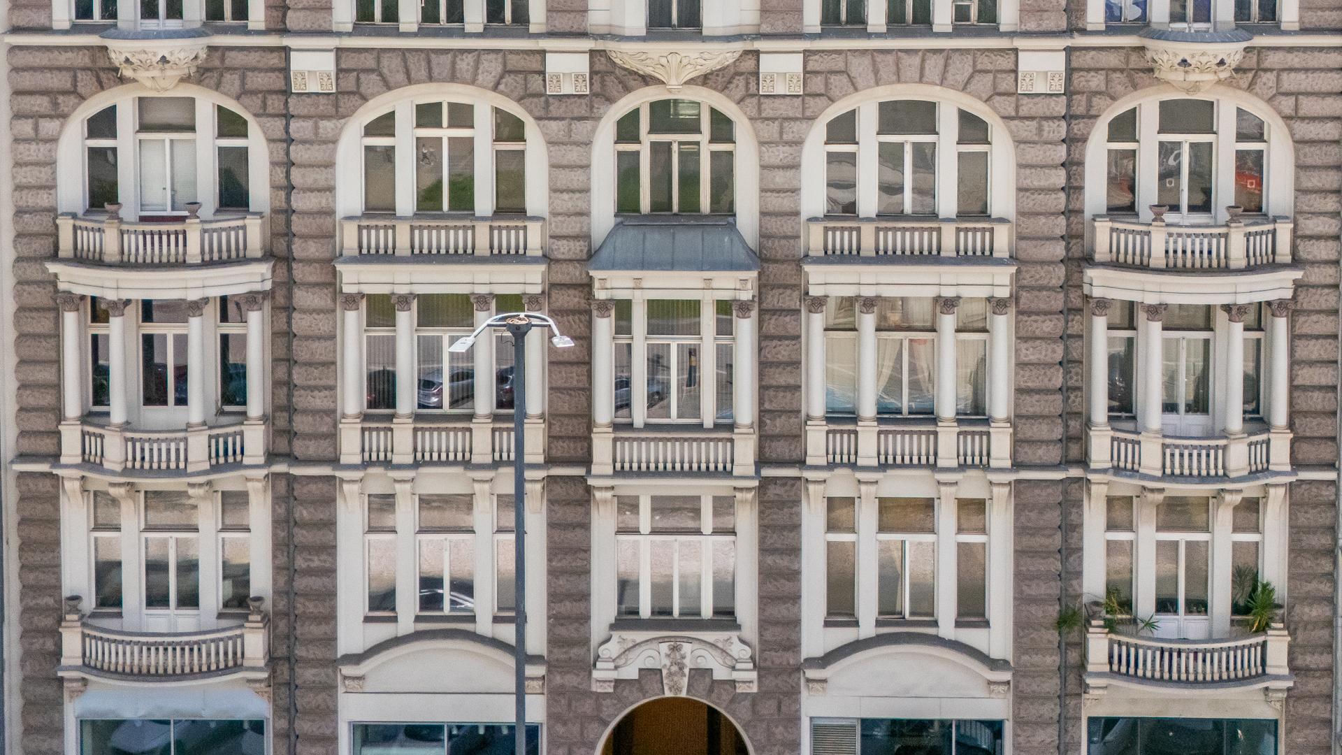 Południowa pierzeja Alej Jerozolimskich w centrum Warszawy