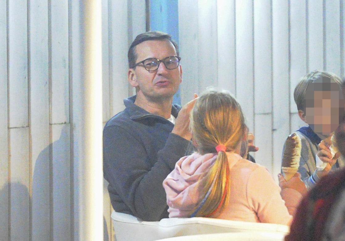 Rodzina Morawieckich przyłapana na skromnych wakacjach. Żona premiera wskoczyła w kostium kąpielowy