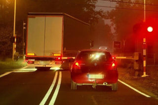 Mógł doprowadzić do dramatu na torach. Wjechał pomimo czerwonego światła