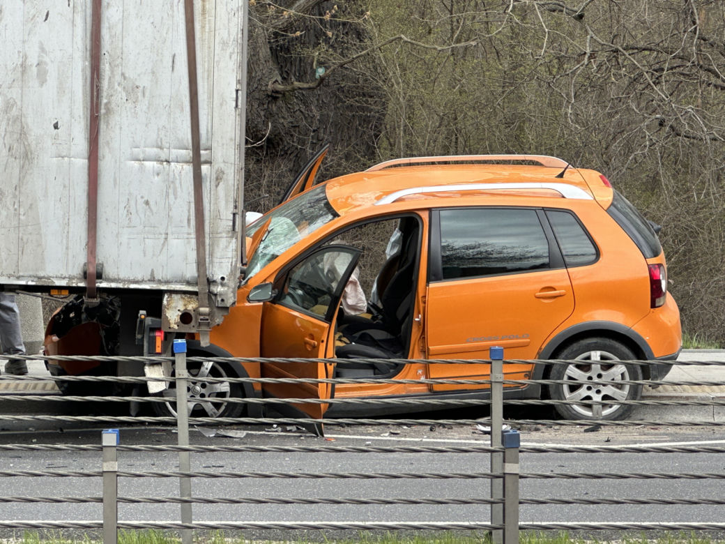Wiozła małe dziecko, wjechała pod ciężarówkę. Dramatyczny wypadek w Aninie