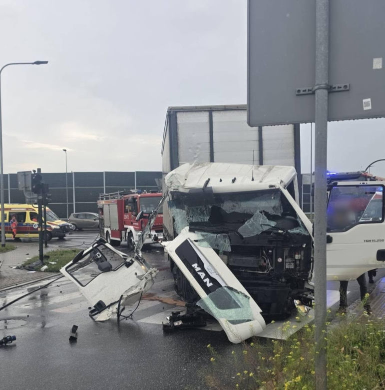 Kraksa osobówki z ciężarówką w Krakowie. Duże utrudnienia drogowe