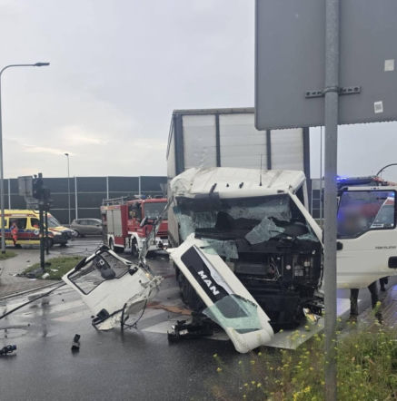 Kraksa osobówki z ciężarówką w Krakowie. Duże utrudnienia