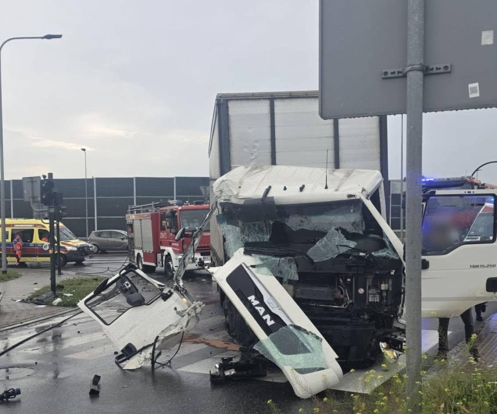 Zderzenie osobówki z ciężarówką w Krakowie. Zablokowany wyjazd z miasta