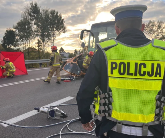 Osobówka wbiła się w autobus pełen ludzi! Prowadziła 75-latka