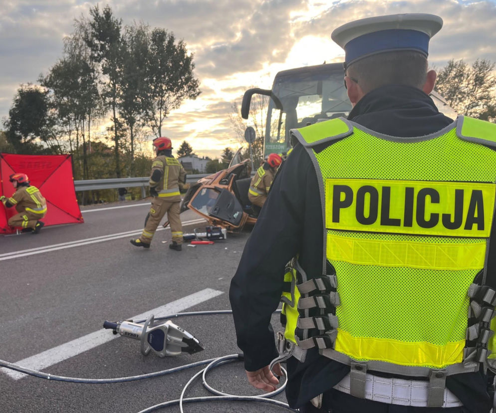 Dramat w miejscowości Kupno. Osobówka wbiła się w autobus pełen ludzi