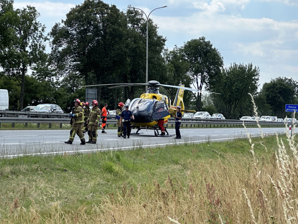 Kamper gruchnął w auto stojące na poboczu. Jedna osoba ranna. Lądował śmigłowiec LPR