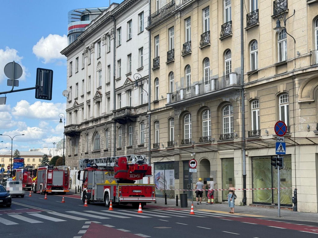 katastrofa budowlana w centrum Warszawy! Dwa stropy runęły na parter. Nieletni pracownik spadł z wysokości