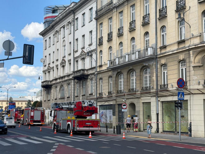katastrofa budowlana w centrum Warszawy! Dwa stropy runęły na parter. Nieletni pracownik spadł z wysokości