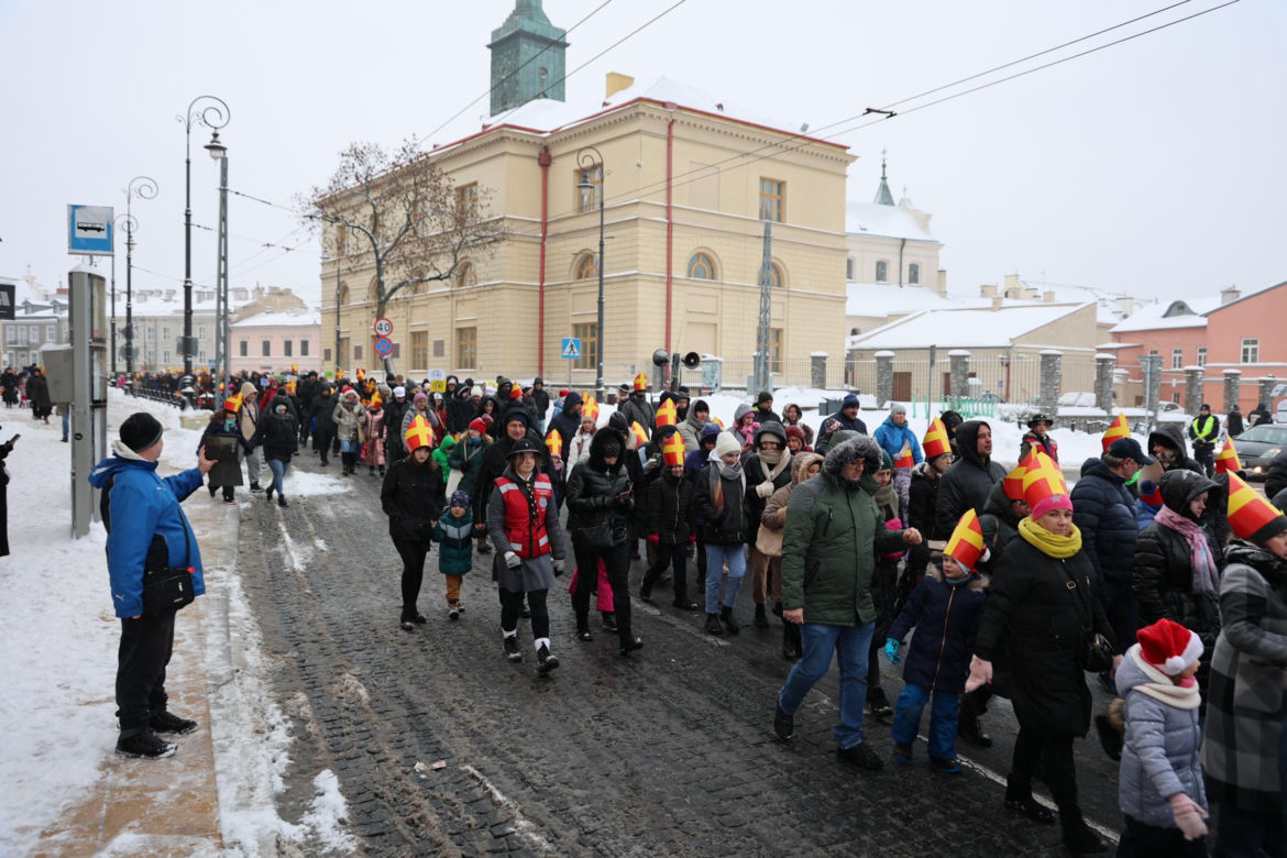 Orszak Świętego Mikołaja 2023 przeszedł przez Lublin. Było śnieżnie i radośnie! 