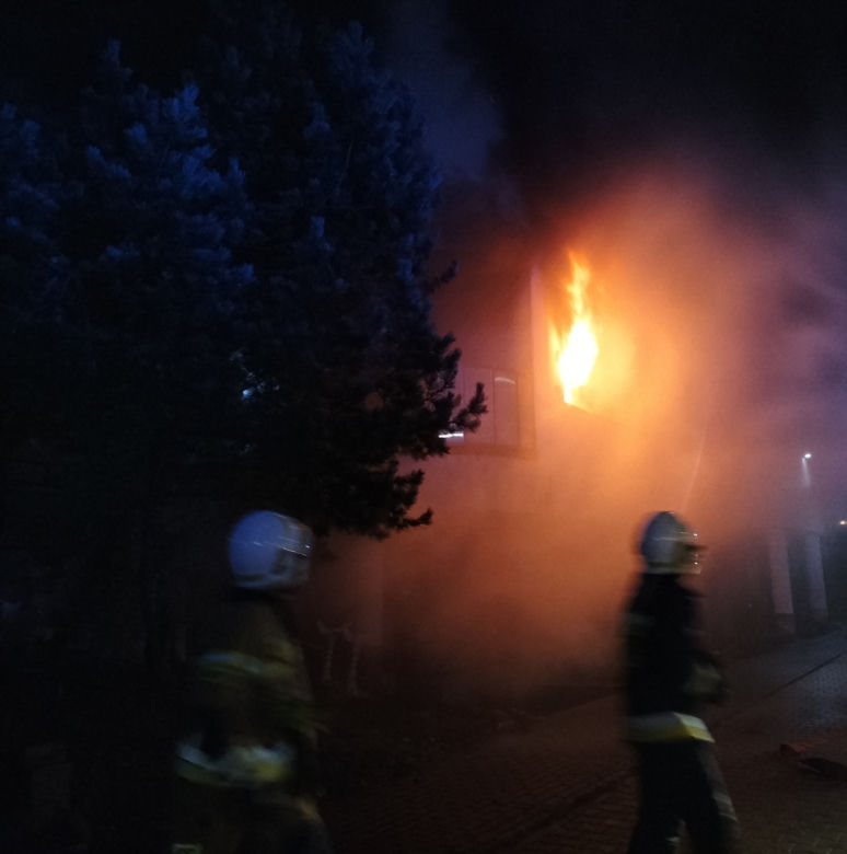 Pożar w Skokach. Z płonącego mieszkania wyniesiono mężczyznę