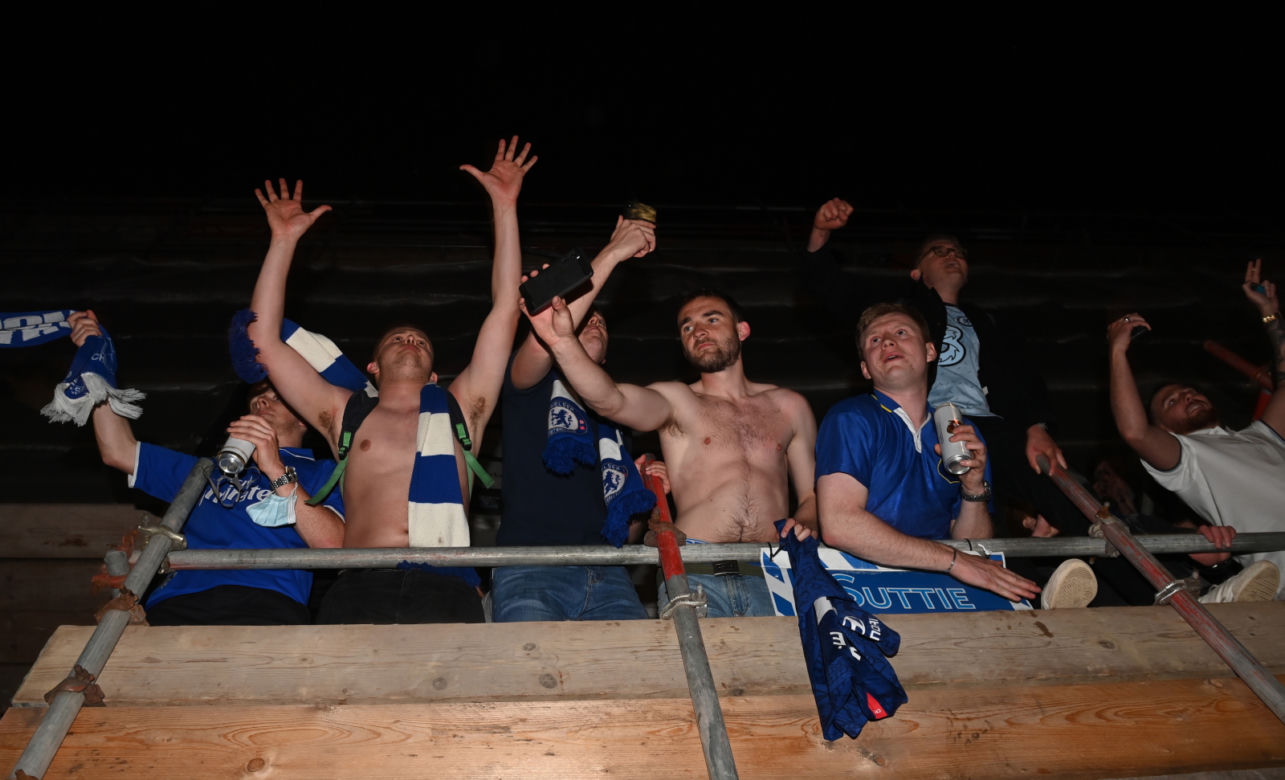 Piłkarze i kibice Chelsea Londyn świętują wygranie Ligi Mistrzów po zwycięstwie w finale 1:0 z Manchesterem City 
