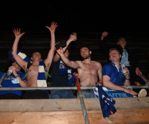 Piłkarze i kibice Chelsea Londyn świętują wygranie Ligi Mistrzów po zwycięstwie w finale 1:0 z Manchesterem City 