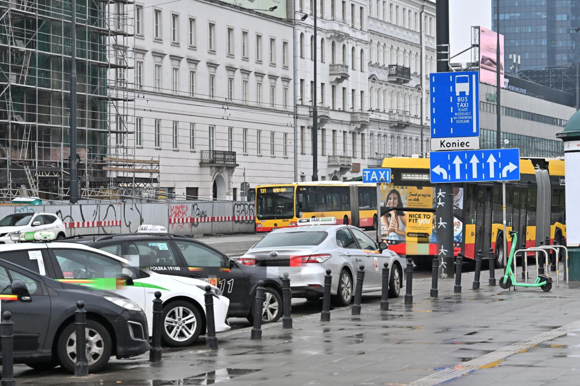 Kultowa budka z zapiekankami zniknie sprzed Pałacu Kultury. Urzędnicy: "To dobrze!" 
