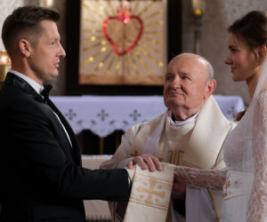 M jak miłość, odcinek 1634: Paweł (Rafał Mroczek), Franka (Dominika Kachlik), ksiądz (Maciej Damięcki)