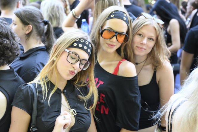 Fani w upale czekają na koncert The Weeknd. Tłumy w Warszawie