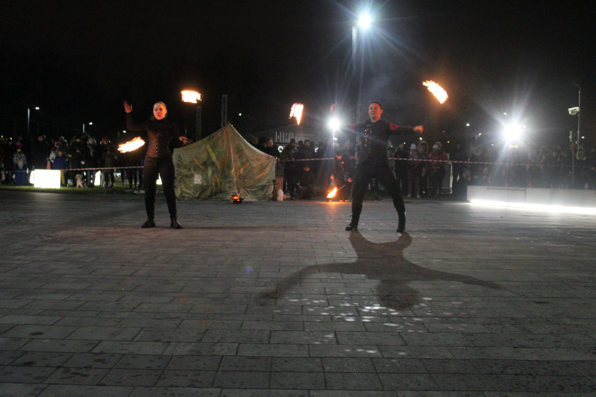 WOŚP 2023 w Krakowie: Fire Show w Nowej Hucie w wykonaniu grupy Spontan Fire