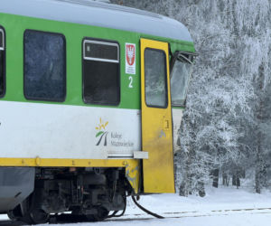 Pociąg zmiażdżył koparkę na Mazowszu.  Siła uderzenia była ogromna!