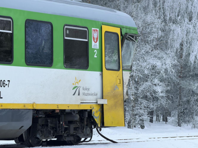 Pociąg zmiażdżył koparkę na Mazowszu.  Siła uderzenia była ogromna!