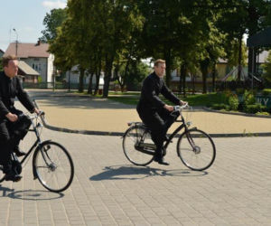 Ranczo 8 sezon odc. 98. Ksiądz Robert (Bartłomiej Kasprzykowski), ksiądz Maciej (Mateusz Rusin)