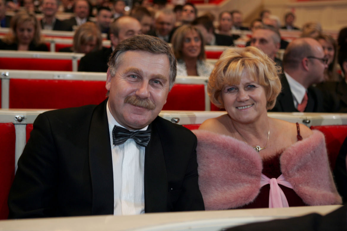 Jerzy Engel pozuje z żoną
