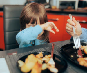 Dlaczego dziecko odmawia jedzenia? Wielu rodziców myli to z kaprysem
