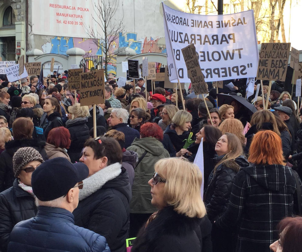 W całym kraju organizowane są też mniejsze protesty w poszczególnych miastach, w tym także w Łodzi