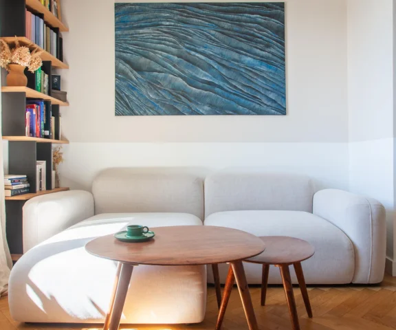Salon był po złej stronie. Architekt całkowicie zmienił układ mieszkania z lat 50.