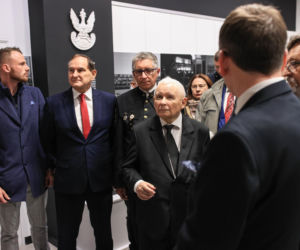 Jarosław Kaczyński na otwarciu wystawy pt. „Katyń 1940 - Smoleńsk 2010. Anatomia kłamstwa” w Muzeum Miejskim w Jastrzębiu-Zdroju