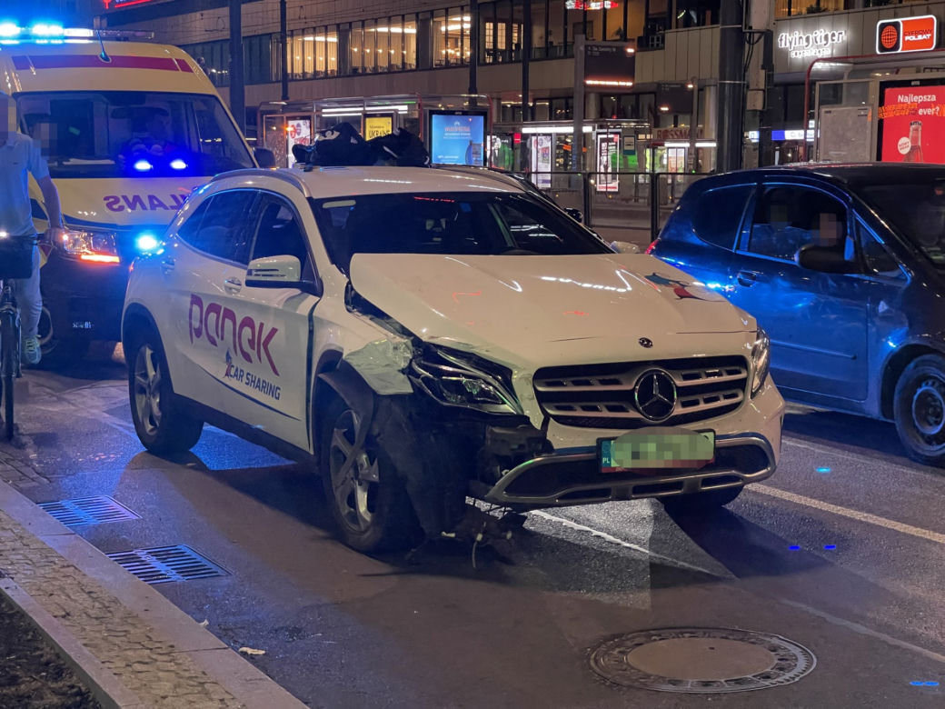 Pościg zakończył się, gdy kierowca uderzył w zaparkowanego nissana. 