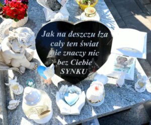 W Wielkanoc na cmentarzu główkę Milanka zmiażdżyła płyta nagrobna. Dramat się nie kończy. Miejsca tragedii strzegą aniołki