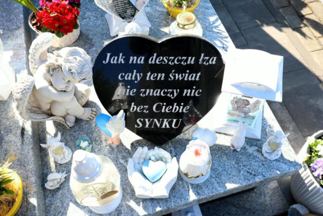 W Wielkanoc na cmentarzu główkę Milanka zmiażdżyła płyta nagrobna. Dramat się nie kończy. Miejsca tragedii strzegą aniołki