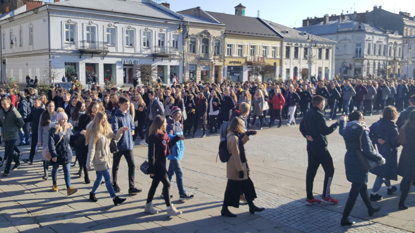 Nowy Sącz: Tak się bawią na 100 dni przed maturą! 500 par zatańczyło poloneza 