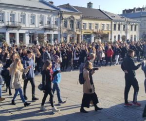 Nowy Sącz: Tak się bawią na 100 dni przed maturą! 500 par zatańczyło poloneza 