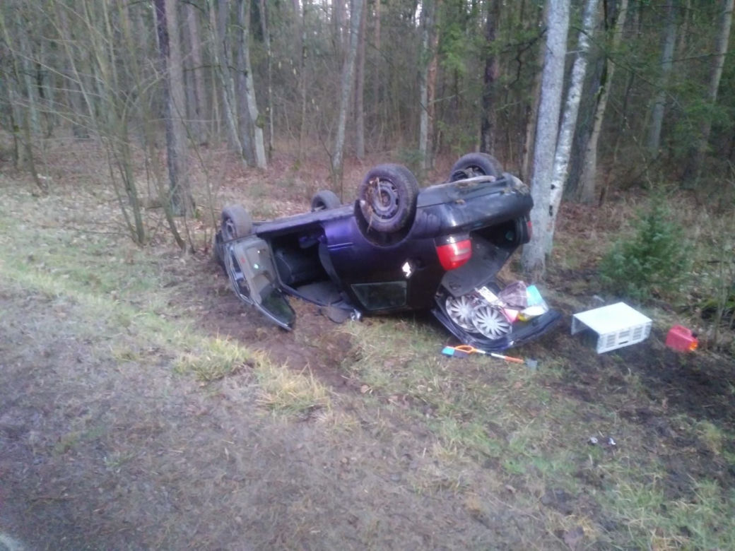 Wypadek na trasie Orzysz - Ełk.  Dachowanie osobówki