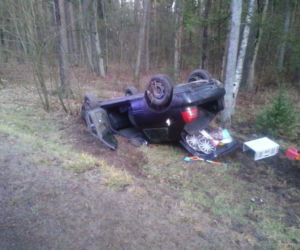 Wypadek na trasie Orzysz - Ełk.  Dachowanie osobówki