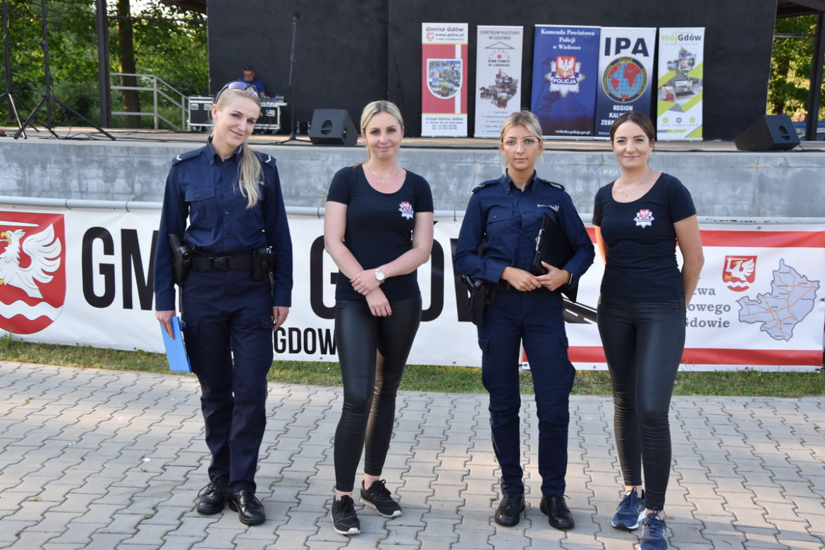 Małopolska policja pokazała piękniejszą twarz. "Zainteresowanie pań służbą jest coraz większe"