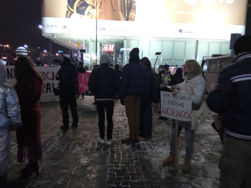 Strajk Kobiet w Warszawie. Takie transparenty mieli ze sobą protestujący (29.01.2021)