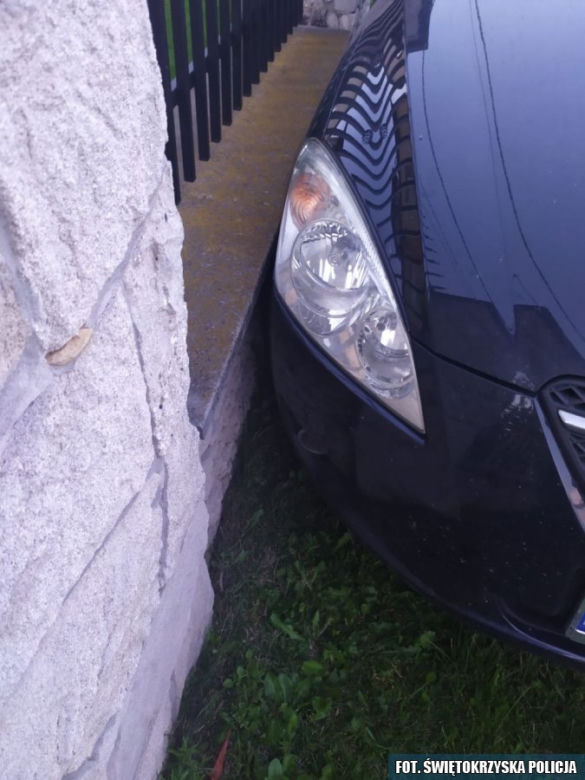Traktorzysta wjechał w auto i ogrodzenie. Twardo próbował uniknąć odpowiedzialności