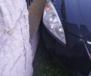 Traktorzysta wjechał w auto i ogrodzenie. Twardo próbował uniknąć odpowiedzialności