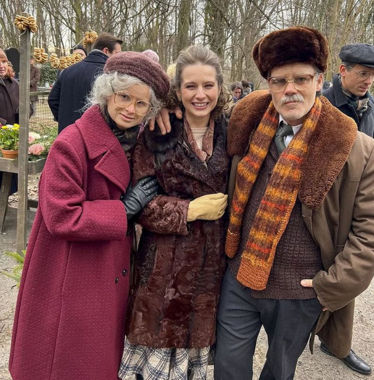 Stulecie Winnych 4. Basia (Kamila Bujalska), Andzia (Barbara Wypych), Stanisław (Jan Wieczorkowski)