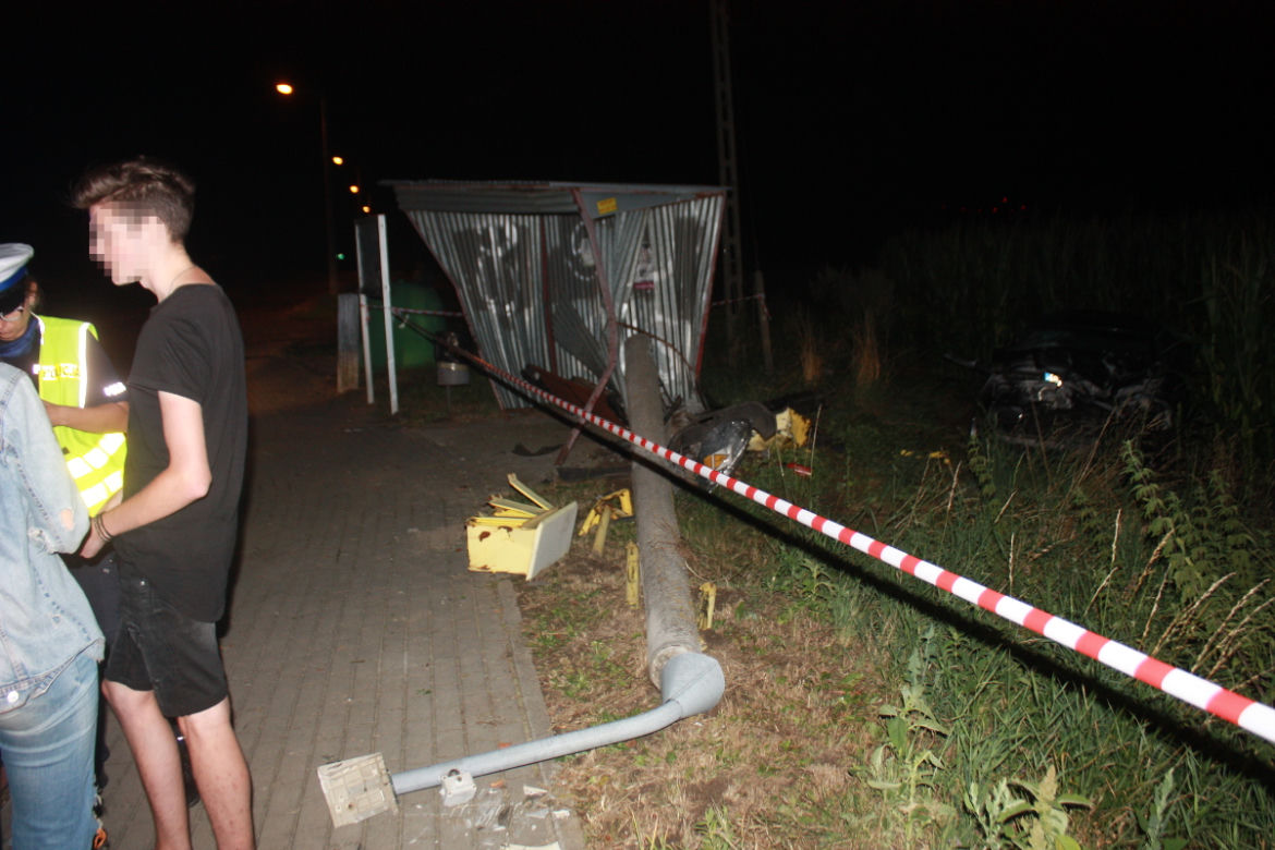 Poważny wypadek w gminie Grudziądz. 19-latek całkowicie zniszczył auto