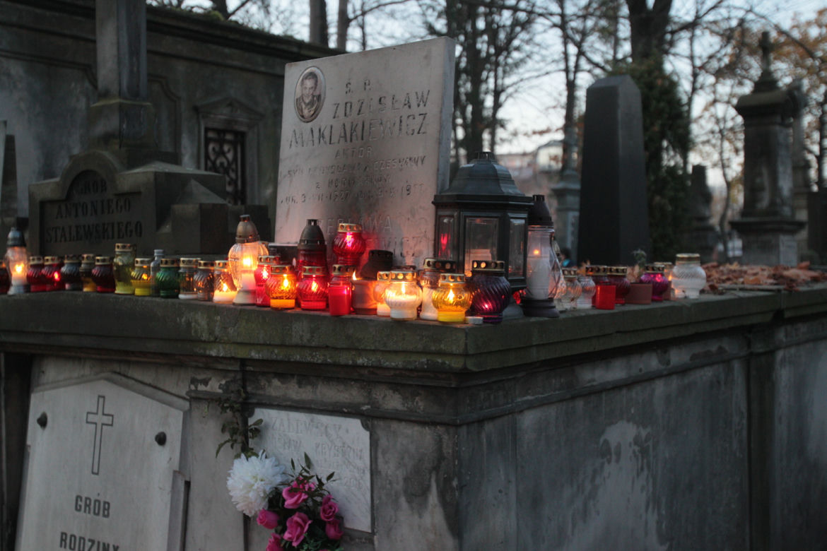 Tak wyglądają Powązki wieczorem. Zachwycające zdjęcia warszawskiej nekropolii