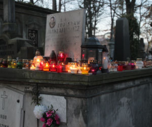 Tak wyglądają Powązki wieczorem. Zachwycające zdjęcia warszawskiej nekropolii
